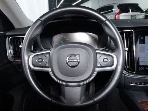 Used 2021 Volvo S60 T5 Momentum w/ Premium Package image 9