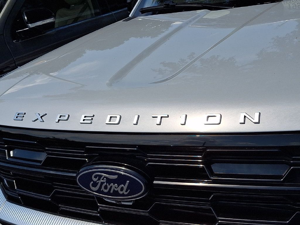 Used 2025 Ford Expedition Platinum AWD/4WD image 6