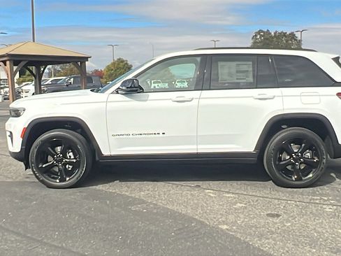 New 2025 Jeep Grand Cherokee Altitude image 6