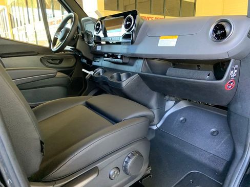 Used 2023 Mercedes-Benz Sprinter 2500 image 12