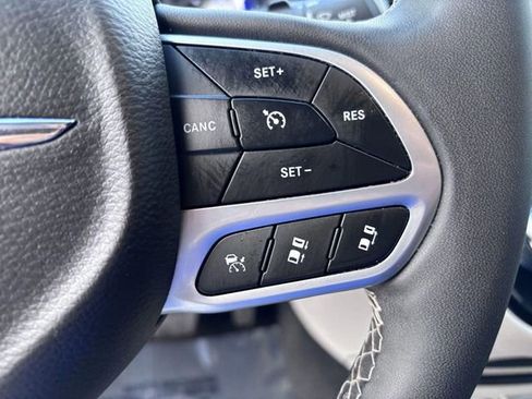Used 2024 Chrysler Pacifica Limited FWD image 18