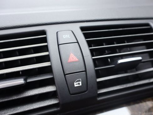 Used 2010 BMW 135i Convertible image 19