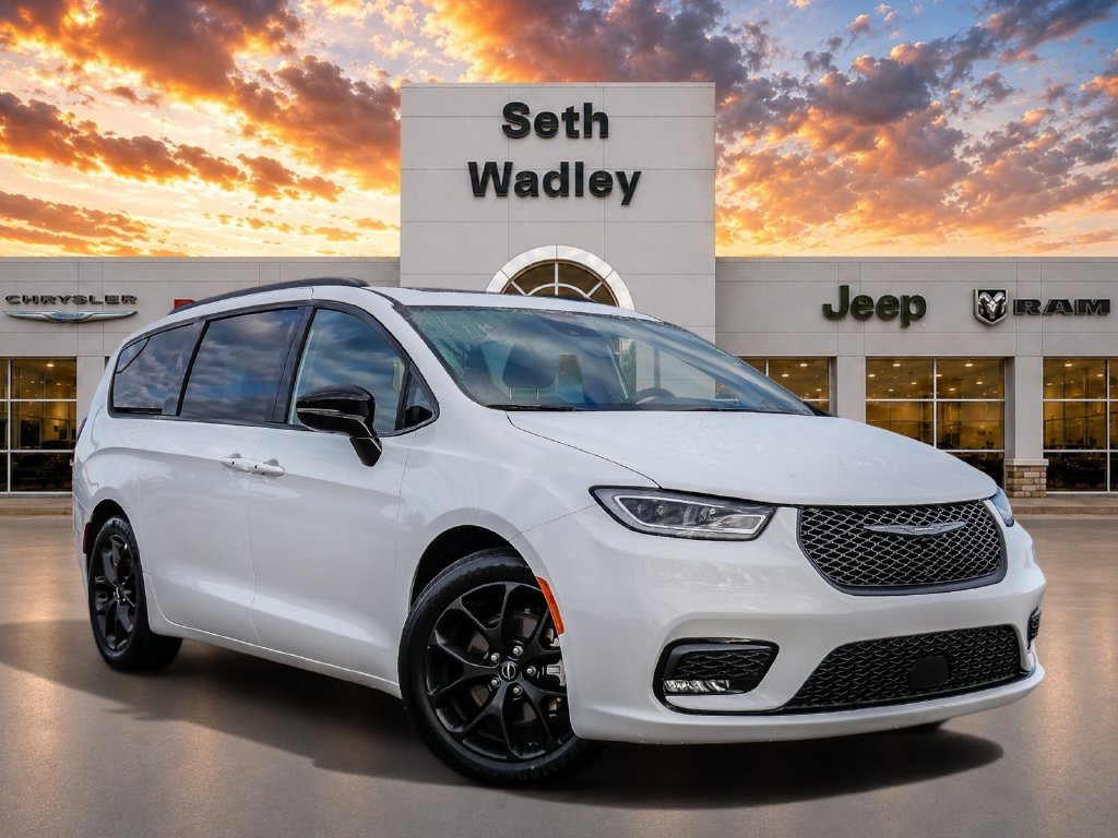 Used 2025 Chrysler Pacifica Limited FWD image 1