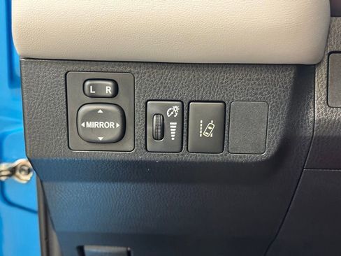 Used 2018 Toyota RAV4 XLE AWD/4WD image 30