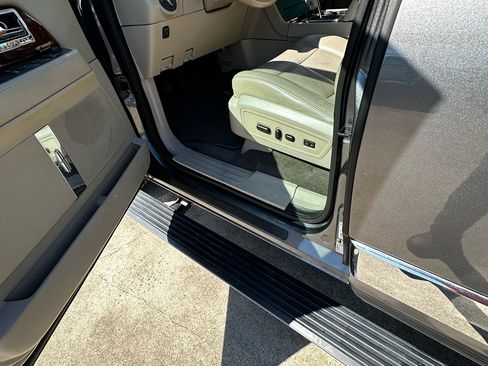 Used 2012 Lincoln Navigator 2WD image 19