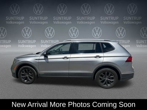 Used 2022 Volkswagen Tiguan SE w/ Panoramic Sunroof Package FWD image 3