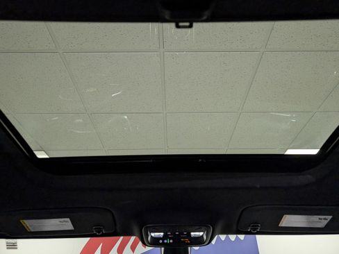 Used 2023 Chevrolet Traverse Premier image 9