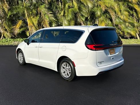 Used 2025 Chrysler Pacifica Select image 7