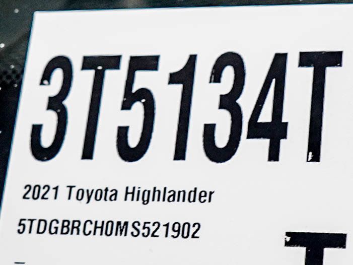 Used 2021 Toyota Highlander XLE AWD/4WD image 32