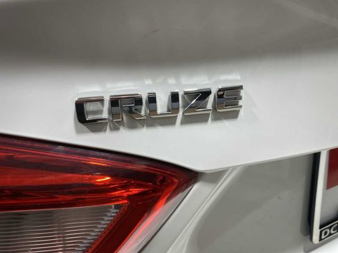 Used 2017 Chevrolet Cruze LT w/ Convenience Package FWD image 7