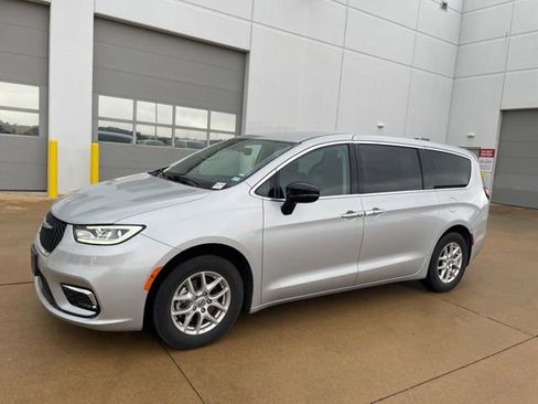 Used 2024 Chrysler Pacifica Touring-L FWD image 6