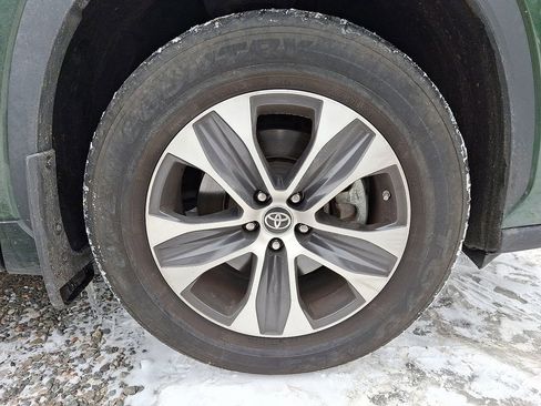 Used 2023 Toyota Highlander XLE image 11