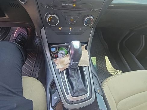 Used 2017 Ford Edge SE FWD image 3