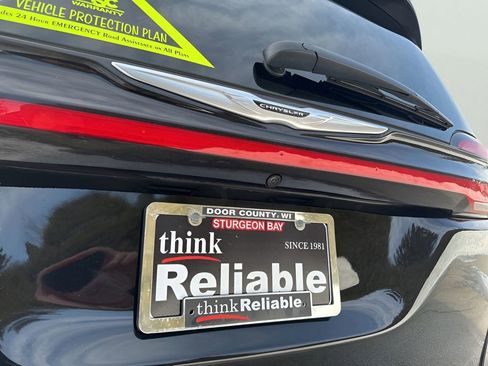 Used 2024 Chrysler Pacifica Touring-L FWD image 12