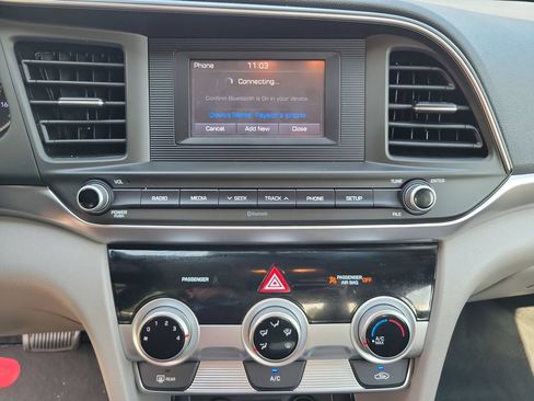 Used 2019 Hyundai Elantra SE FWD image 16