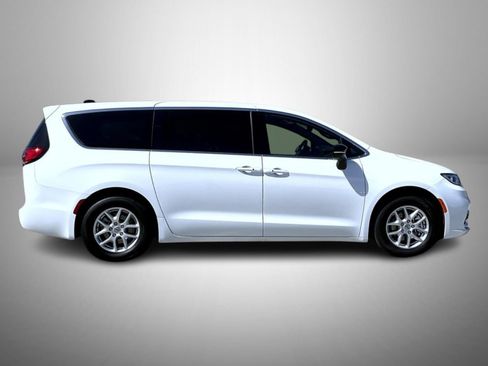 Used 2025 Chrysler Pacifica Select FWD image 4