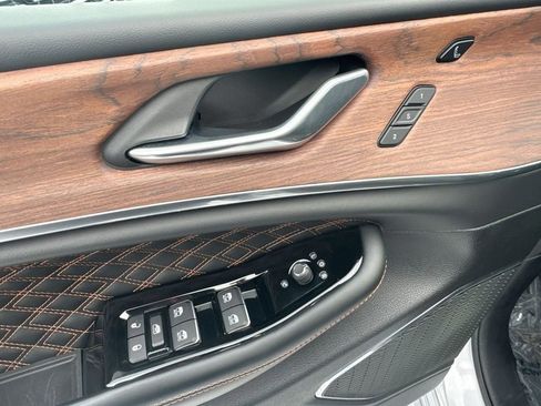 Used 2025 Jeep Grand Cherokee Summit image 24