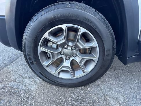 Used 2020 Jeep Cherokee Trailhawk AWD/4WD image 25