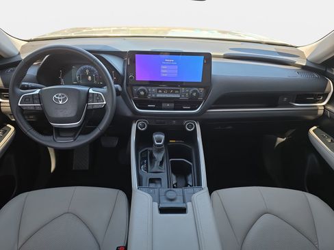 Used 2025 Toyota Grand Highlander AWD image 9