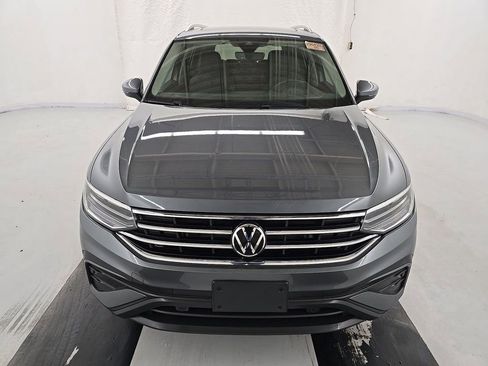 Used 2023 Volkswagen Tiguan SE w/ Panoramic Sunroof Package FWD image 2