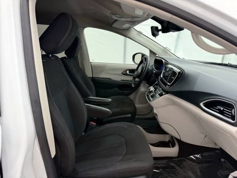 Used 2023 Chrysler Voyager LX FWD image 21