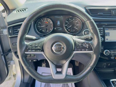 Used 2017 Nissan Rogue SV w/ SV Premium Package image 11