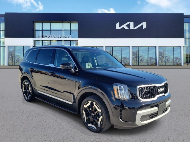 Used 2024 Kia Telluride EX w/ EX Captain's Chair Package FWD image 2