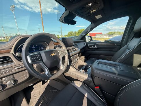 Used 2023 Chevrolet Suburban Premier AWD/4WD image 14