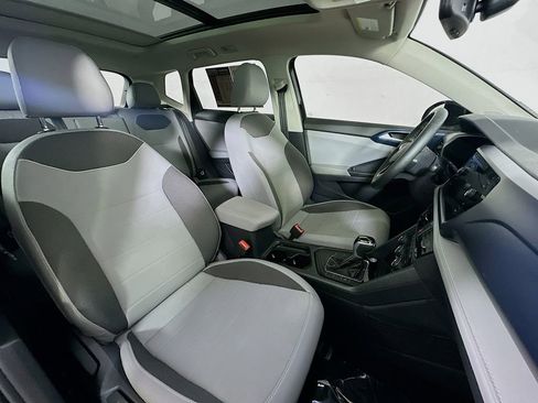 Used 2024 Volkswagen Taos SE w/ Panoramic Sunroof Package image 12