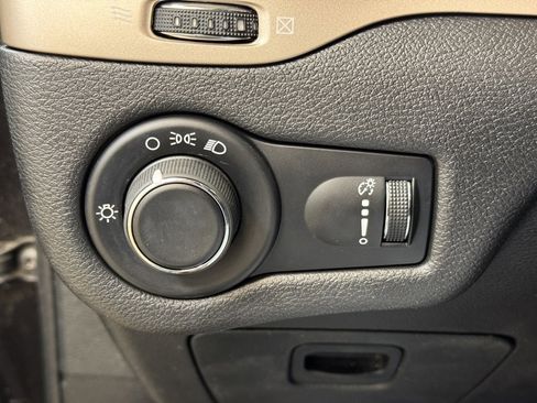 Used 2016 Jeep Cherokee Altitude w/ Cold Weather Group image 28