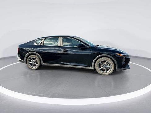 New 2025 Kia K4 LXS image 9