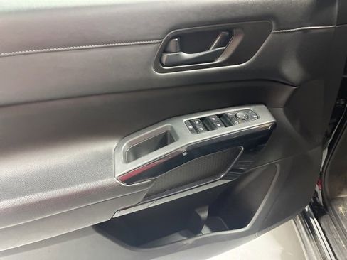 Used 2023 Nissan Pathfinder S image 6