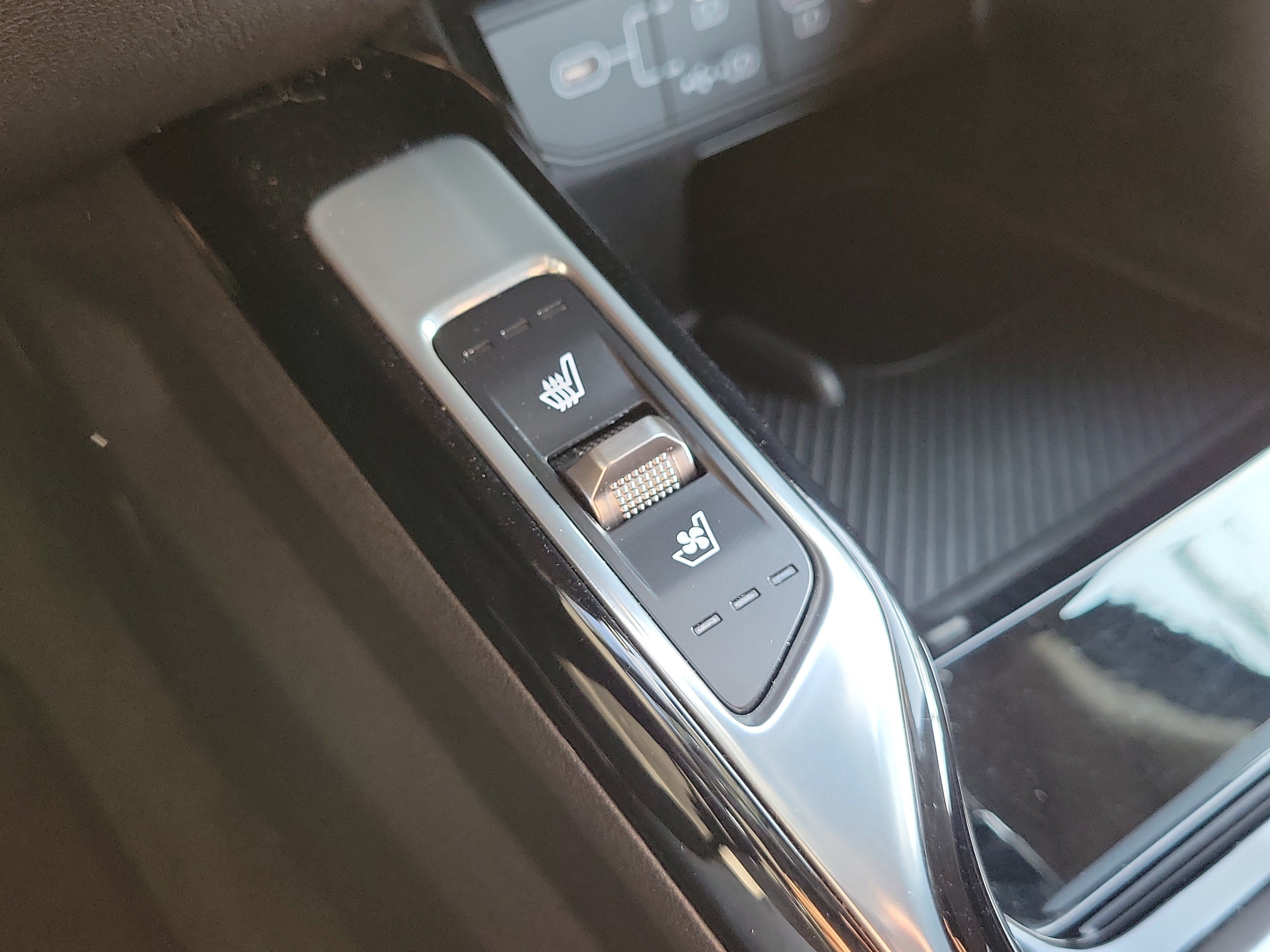 Certified 2025 Kia Sorento SX FWD image 34