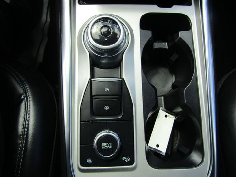 Used 2022 Ford Explorer XLT w/ Equipment Group 202A AWD/4WD image 38