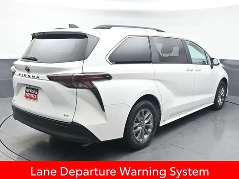 Used 2025 Toyota Sienna LE image 7