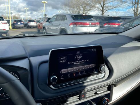 Used 2025 Nissan Rogue SV image 17