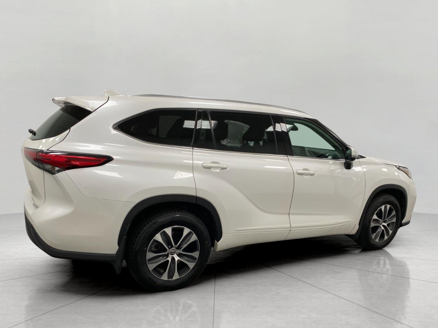 Used 2021 Toyota Highlander XLE AWD/4WD image 3