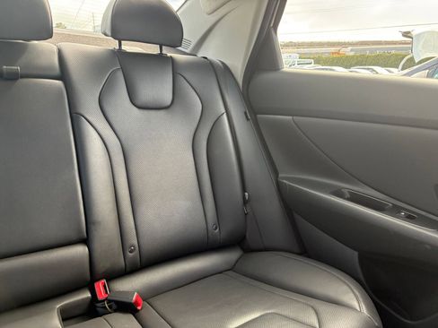 Used 2025 Hyundai Elantra Limited image 39