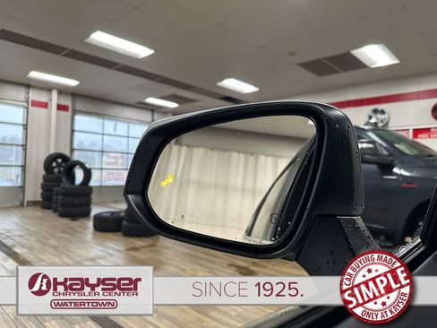 Used 2024 Toyota Highlander LE AWD/4WD image 8