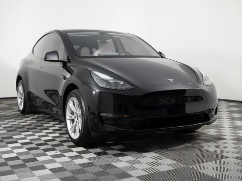 Used 2023 Tesla Model Y Long Range image 10