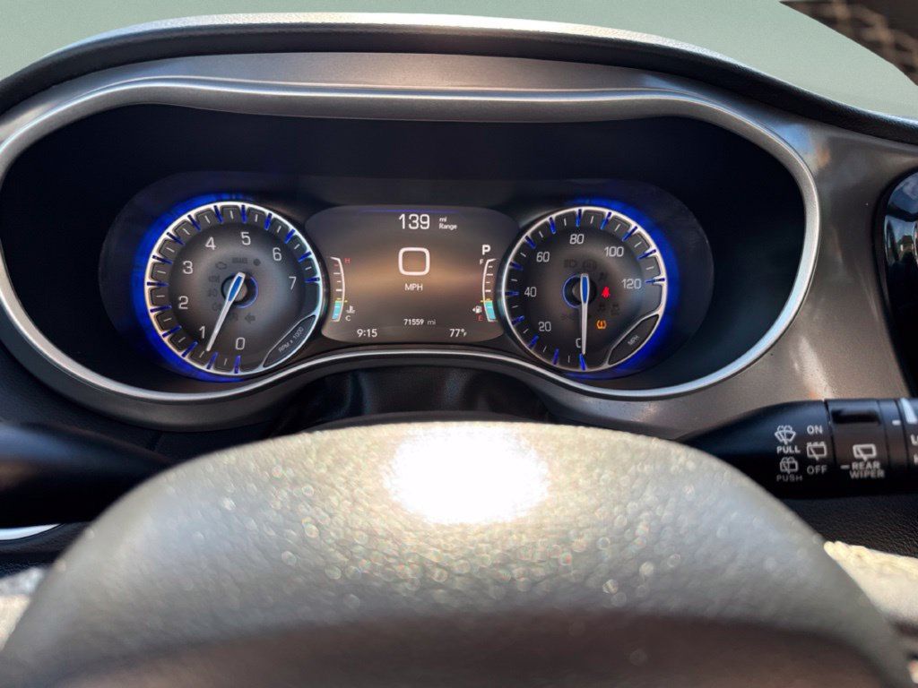 Used 2025 Chrysler Pacifica Select FWD image 15