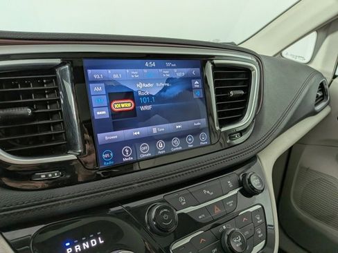 Used 2019 Chrysler Pacifica Limited image 22