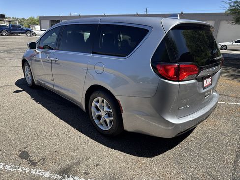 Used 2019 Chrysler Pacifica Touring Plus w/ Tire & Wheel Group FWD image 5