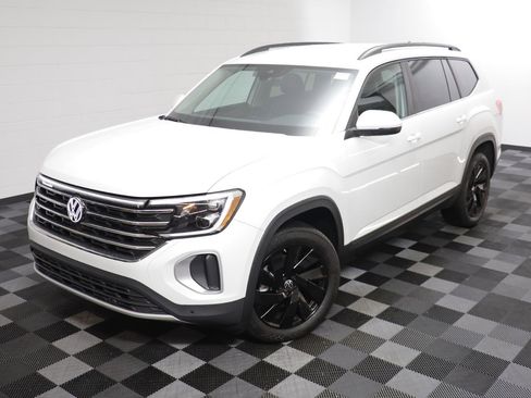 Certified 2024 Volkswagen Atlas SE w/ Black Wheel Package image 2