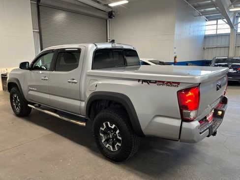 Used 2017 Toyota Tacoma TRD Off-Road AWD/4WD image 4