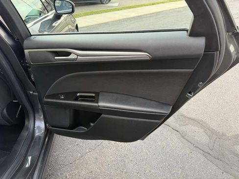 Used 2017 Ford Fusion SE FWD image 17