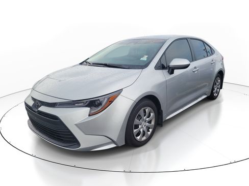 Used 2026 Toyota Corolla LE FWD image 3