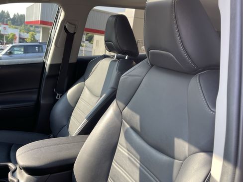 Certified 2022 Toyota RAV4 XLE Premium AWD/4WD image 17