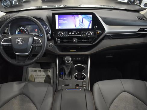 Used 2023 Toyota Highlander Bronze Edition FWD image 21