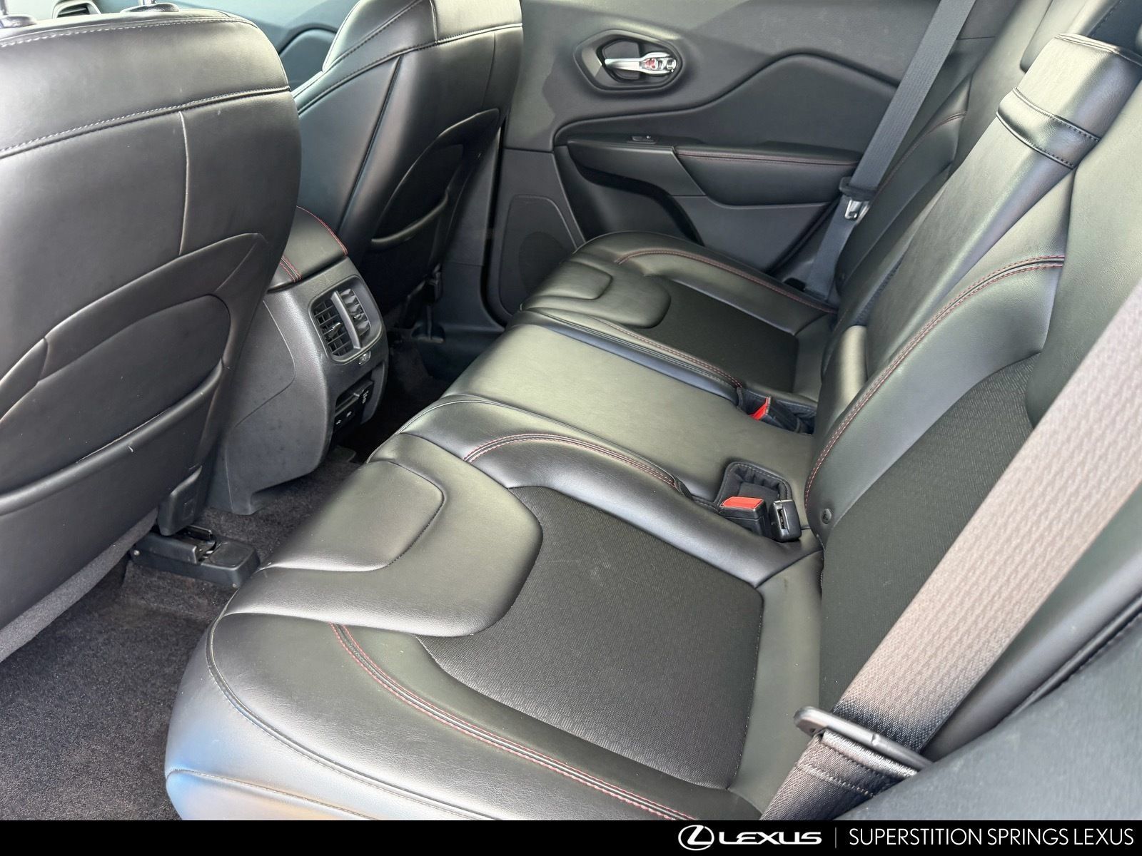 Used 2019 Jeep Cherokee Trailhawk w/ Comfort/Convenience Group AWD/4WD image 17
